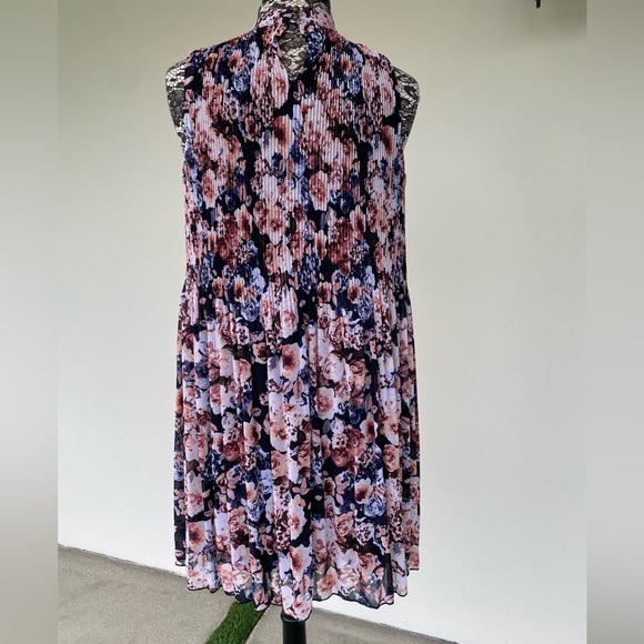 Floral Pleated Dress by Xhilaration size Med - Picture 2 of 5